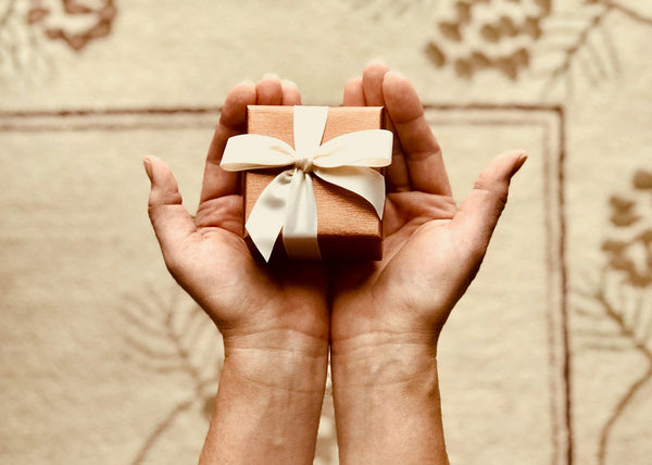 Offrir un peignoir : le cadeau chic et intime par excellence